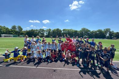 Gruppenfoto mit einer Mannschaft beim FC livingroom Cup
