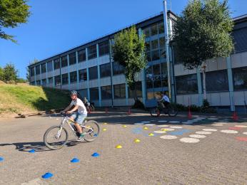 Schüler auf Fahrrädern beim Durchfahren von Stationen