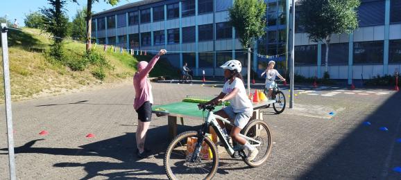 Schüler*innen auf Fahrrädern beim Üben auf dem Schulhof
