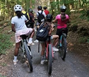 Schüler*innen auf dem Fahrrad im Wald