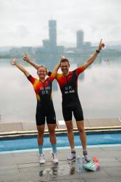 Fabian Holbach und Nelly Rassmann jubelnd nach der Duathlon-Mixed-Staffel