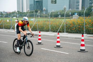 Fabian Holbach beim Radfahren während des Duathlon-Wettkampfs