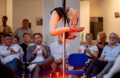 Vera Ruzhentcova zeigt artistische Einlagen am Lollipop
