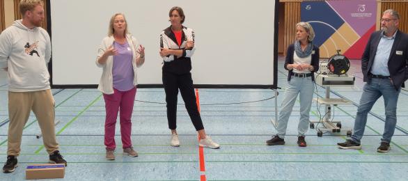 Menschen in Sporthalle