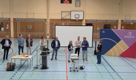 Menschengruppe in Sporthalle