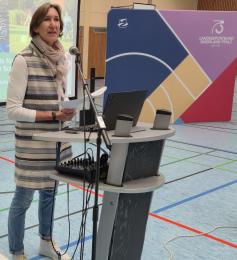Frau an Rednerpult