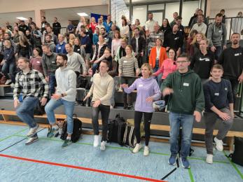 Bewegte Menschen auf der Tribüne