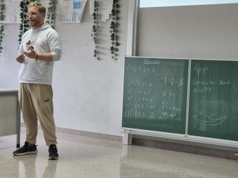 Lehrer im Klassensaal