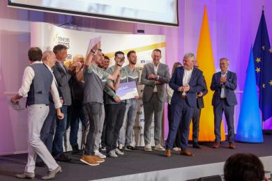 Männer auf großer Bühne