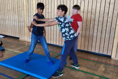 Jungen beim Sport in Halle