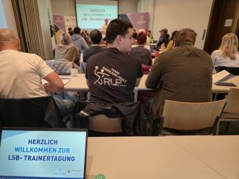 Stuhlreihen von hinten