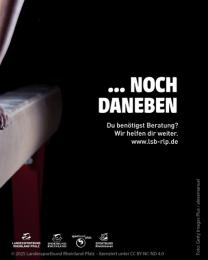 "...noch daneben" auf dunklem Hintergrund