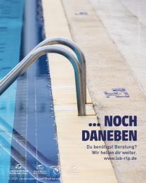 "...noch daneben" auf Foto eines Beckenrandes