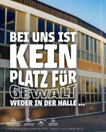 "Kein Platz für Gewalt. Weder in der Halle..." auf Foto von Gebäude