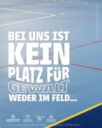 "Kein Platz für Gewalt. Weder im Feld..." auf Foto von blauem Hallenboden