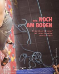 "...noch am Boden" auf dunklem Hintergrund