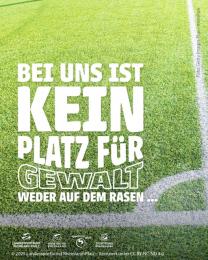"Kein Platz für Gewalt. Weder auf dem Rasen..." auf Foto eines Fußballrasens