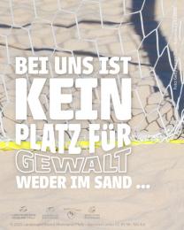 "Kein Platz für Gewalt. Weder im Sand..." auf Foto von einem Beachvolleyballplatz