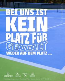 "Kein Platz für Gewalt. Weder auf dem Platz..." auf Foto mit blauem Tennisfeld