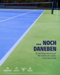 "...noch daneben" auf Foto von Tennisplatz
