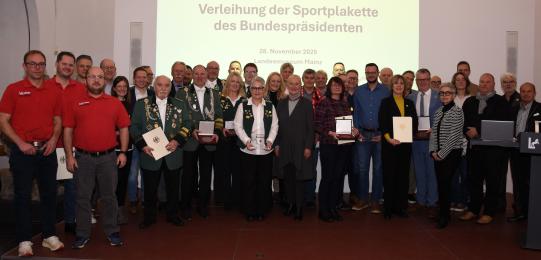 Gruppenfoto mit den Preisträgern der Sportplakette des Landes RLP