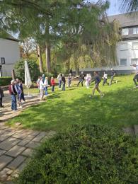 Das Foto zeigt die Teilnehmenden des Netzwerktreffens während der praktischen Übung.