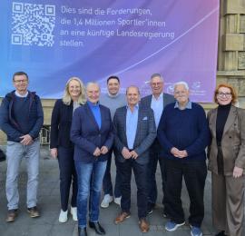 LSB-Präsidium groß vor Banner