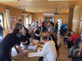 Das Foto zeigt die Teilnehmenden des Netzwerktreffens im Austausch im Seminarraum.