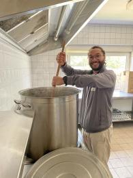 Das Foto zeigt Daniel Hertzer (LSB RLP) beim Erwärmen der Suppe, die zuvor durch den ASB in einem riesigen Topf gekocht wurde.