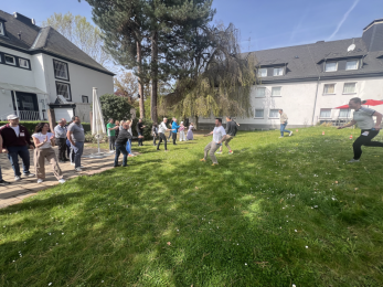 Das Foto zeigt die Teilnehmenden des Netzwerktreffens während der praktischen Übung.