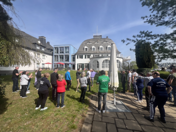 Das Foto zeigt die Teilnehmenden des Netzwerktreffens vor der Sportschule Koblenz