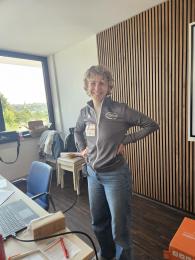 Larissa Rohr (Programmreferentin "Integration durch Sport" Rheinland-Pfalz steht lächelnd im Seminarraum.
