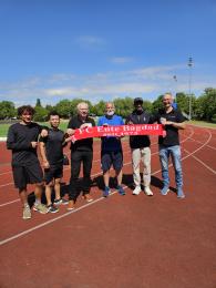 Gruppenfoto des Stützpunktvereins FC Ente Bagdad mit Samuel Fitwi. 