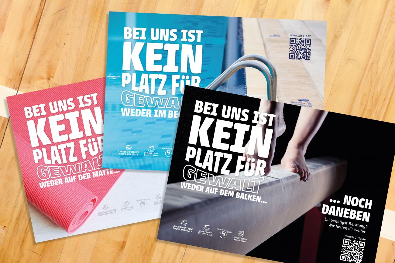 Drei Postkarten auf einem Tisch