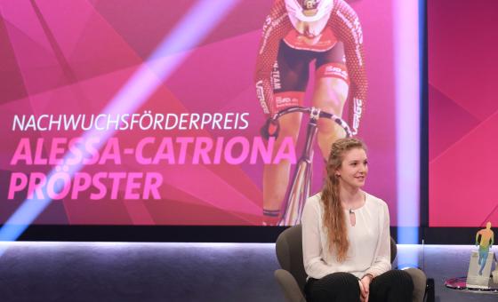 Junge Frau in TV-Studio