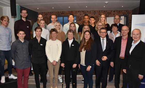 Gruppenfoto mit Sportlern und Funktionären