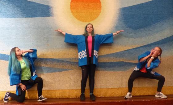 Drei Teilnehmerinnen des Deutsch-Japanischen Simultanaustausches bei einem traditionellen japanischen Gebet.