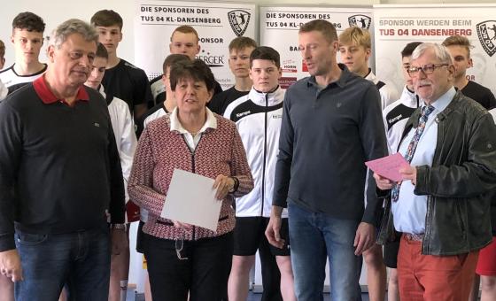 Personengruppe mit Urkunde