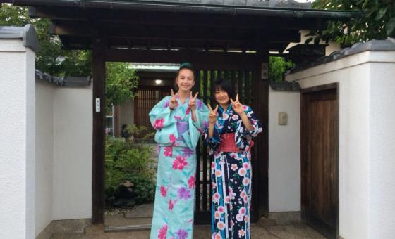 Zwei Teilnehmerinnen des deutsch-japanischen Austausches vor der Haustüre einer japanischen Gastfamilie.