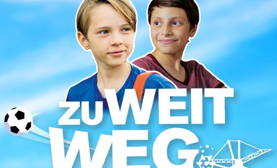 Filmplakat von "Zu weit weg - aber Freunde für immer": Zwei Jungs mit Fußball.