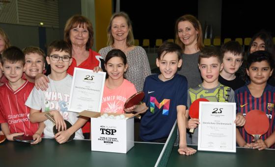 Personengruppe an Tischtennisplatte