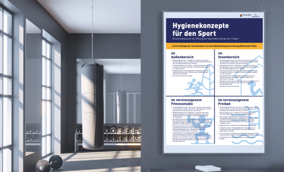 Ein Fitnessstudio mit den Hygienekonzepten der Landesregierung als Plakate an einer Pinnwand.