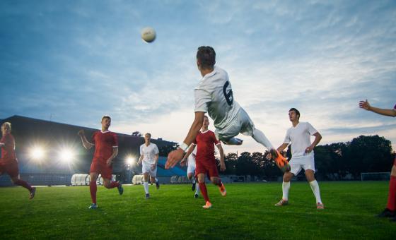 Fußballer beim Wettkampfspiel.