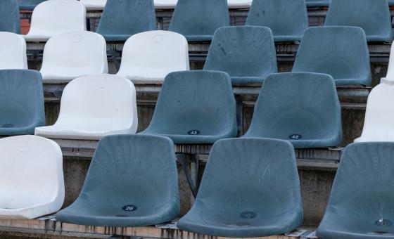 Leere Plätze in einem Sportstadion.