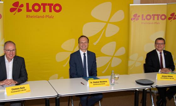 Drei Personen sitzend