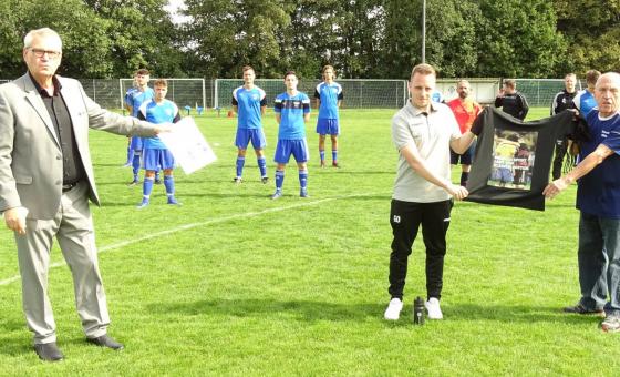 Personen auf Fußballplatz
