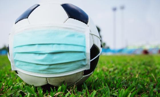 Ball mit Mundschutz