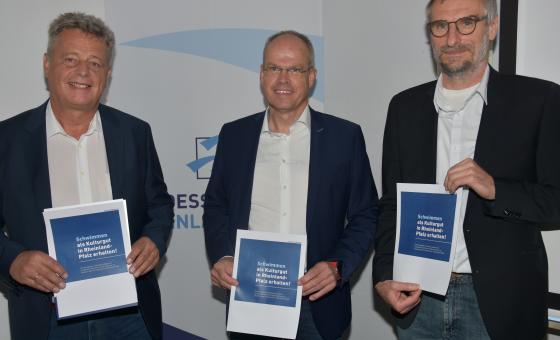 Drei Männer mit Papier 