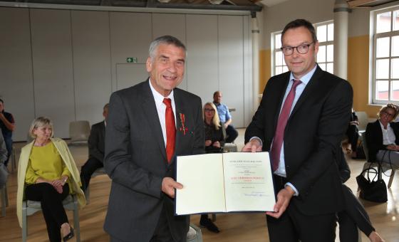 Zwei Männer bei Auszeichnung