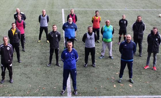 Fußballtrainer auf Fußballplatz